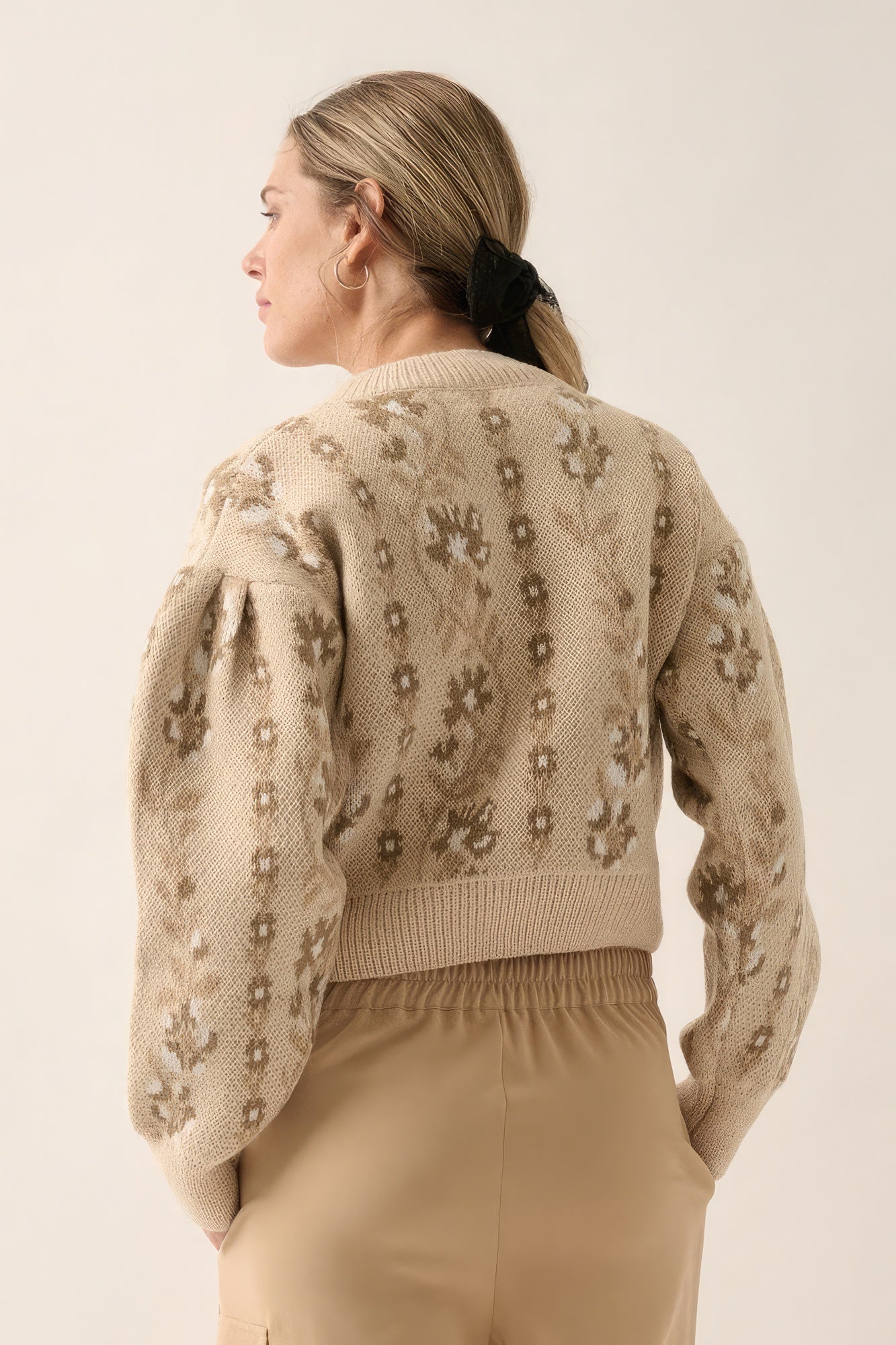 Floral Relaxed Fit Sweater with Round Neck and Long Sleeves – Effortless Style and Comfort