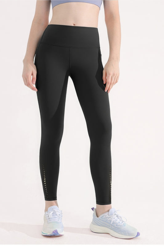 Premium Yoga Leggings with Side Pockets – Nylon & Spandex Blend, Convenient Pockets for Essentials (Cellphone, Keys), Stylish Design with Back and Front Leg Detailing. Perfect for Workouts and Everyday Wear.