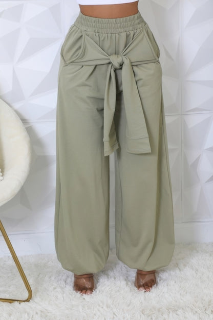 High-Waisted Stretch Pants – Elastic Waistband with Practical Pockets and Cuffed Bottoms for Everyday Comfort and Style