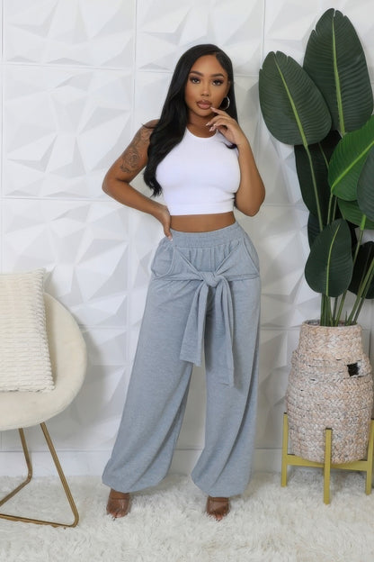 High-Waisted Stretch Pants – Elastic Waistband with Practical Pockets and Cuffed Bottoms for Everyday Comfort and Style