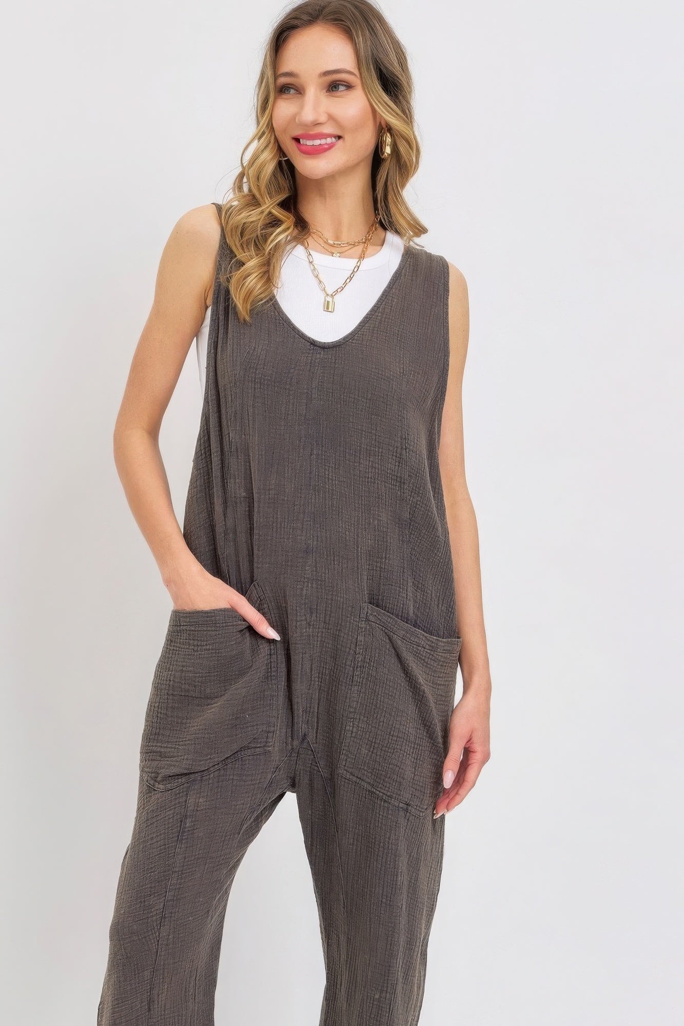 Summer Cotton Gauze Jumpsuit with Adjustable Straps & Oversized Patch Pockets – Lightweight, Versatile, and Perfect for Effortless Warm-Weather Style